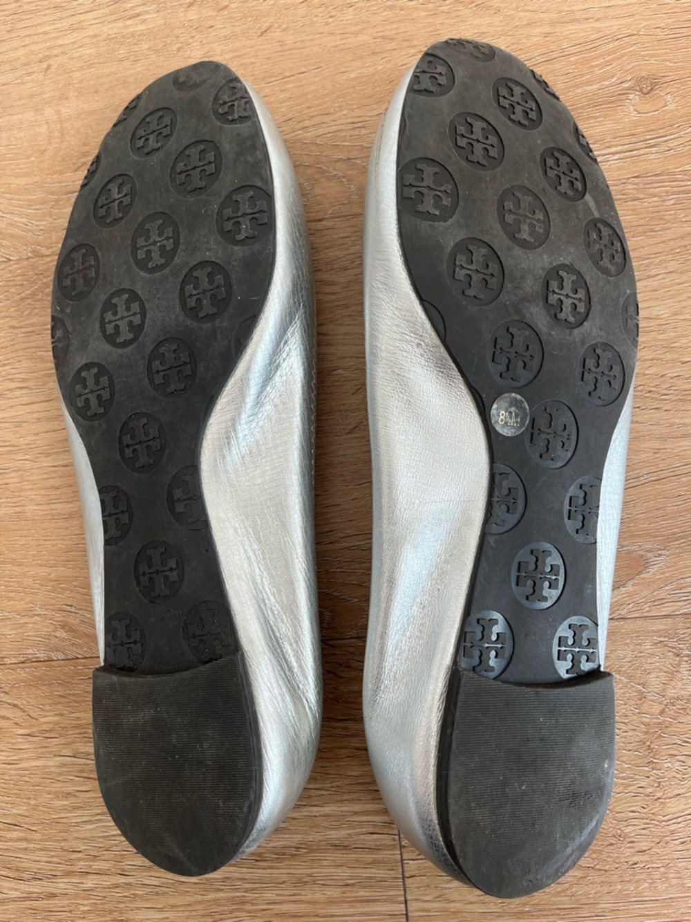 Tory Burch Reva Metallic Silver Leather Ballet Flats Logo Medallion Size 8.5 - Picture 7 of 11
